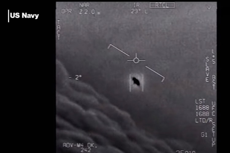 Pentagon zvanično objavio tri snimka na kojima je NLO?