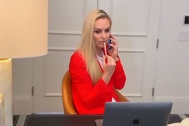 Lindzi Von bez hlača na sastanku (VIDEO)