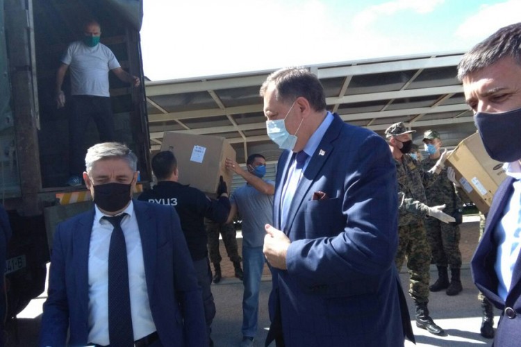 Dodik predao medicinske maske za Oružane snage