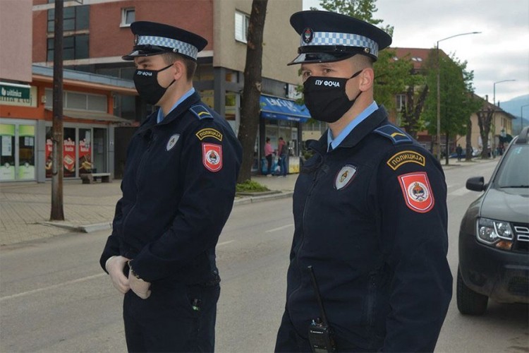 MUP RS objasnio kada treba nositi masku i rukavice u autu