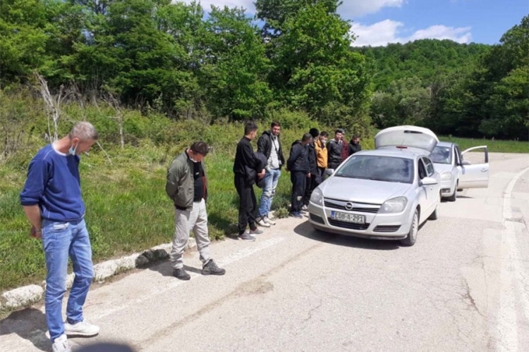 U iznajmljenim vozilima švercovali migrante