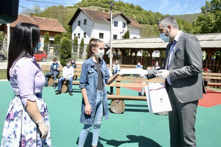 Rajčević uručio đacima u Jezeru 15 računara