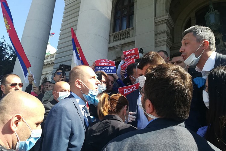 Stefanović: Privedeno 15 osoba koje su učestvovale u incidentu ispred Skupštine
