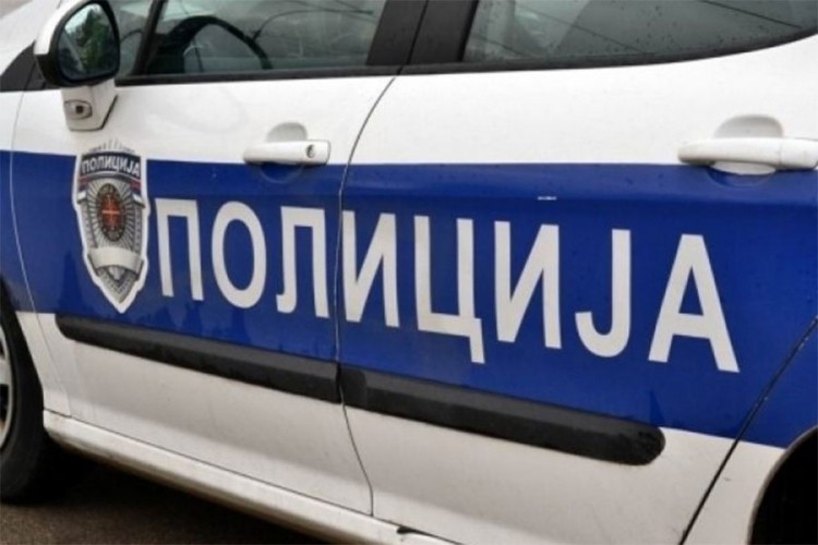 Pretukao policajca u kafani