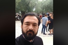 Policija u zoru lupala na vrata svešteniku, građani se okupljaju u ...