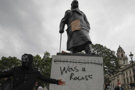 Stradala i Čerčilova statua tokom protesta, nazvali ga rasistom