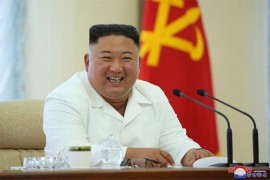 Procurile nove fotografije Kima, pozira nasmijan u bijelom odjelu