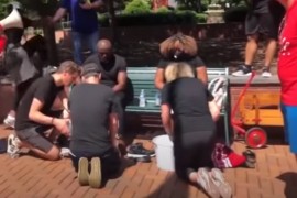 Bijeli policajci klečali i prali noge afroameričkim sveštenicima