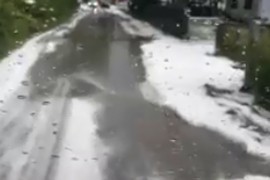 Snažan grad u Kotor Varošu, u Zenici vjetar lomio drveće