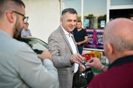 Radojičić posjetio Kuljane, rakijom nazdravljao sa domaćinima