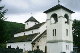 Bijelo Polje: Polomljena stakla na vozilu sveštenika