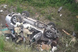 Tojota probila ogradu mosta i zaustavila se na krovu u rijeci