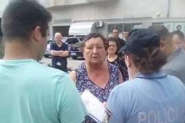 Baka sa viklerima u kosi prekinula ustaški performans