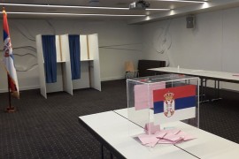 Trudnicu pustili da glasa preko reda pa se dvojica potukla