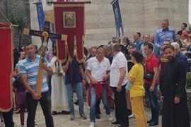 Policajac koji je nosio krst na litiji dobio otkaz