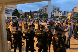 U Budvi i večeras tenzije, građani i policija ispred Opštine