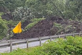 Odron na putu Kladanj - Živinice potpuno blokirao saobraćaj