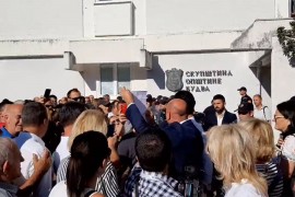 Tenzije u Budvi, obezbjeđenje izguralo Carevića iz zgrade Opštine