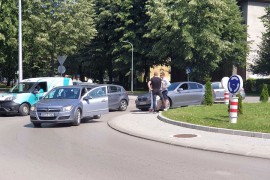 Sudar tri automobila u kružnom toku u Banjaluci