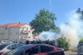 Budva se ne smiruje: Bačen suzavac, uhapšeni funkcioneri
