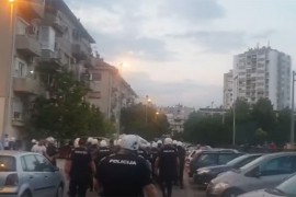 Neredi i u Podgorici: Policija bacila suzavac, privedeni poslanici DF-a ...