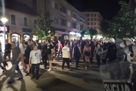 Podrška Budvi iz Nikšića, policija ispred Opštine