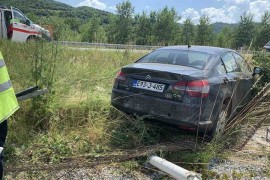Automobil sletio sa autoputa i završio u krugu firme u Ilijašu