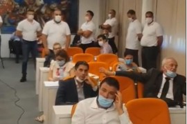 Haos na sjednici SO Budva: "Privatno obezbjeđenje bacilo suzavac"