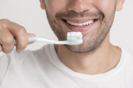 Perete li pravilno zube - kvasite li četkicu pa stavljate pastu ili ...