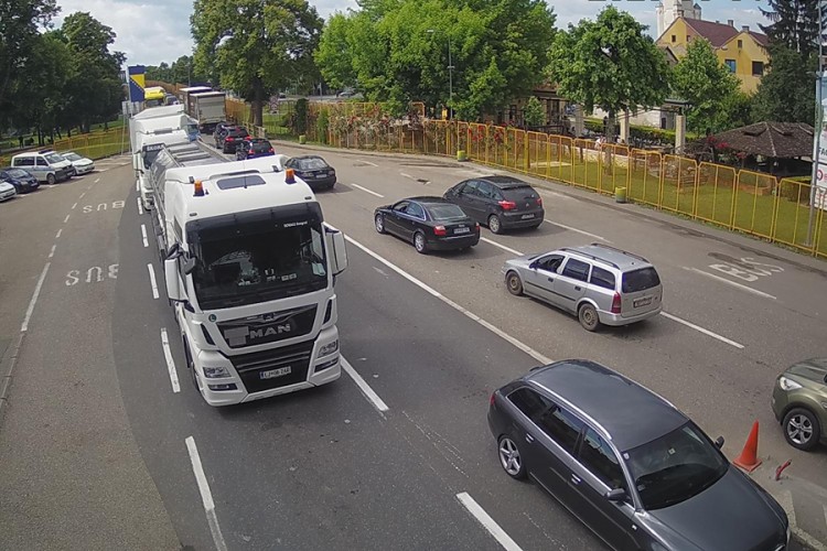 Kolone na Graničnom prelazu Gradiška u oba smjera