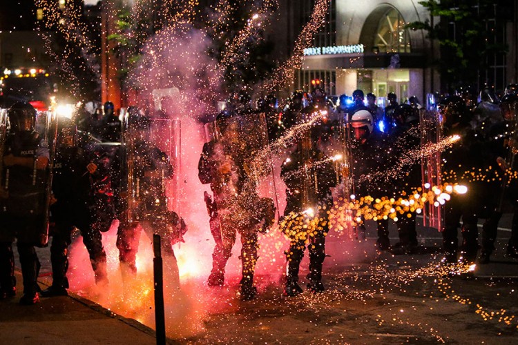 Četiri policajca pogođena u pucnjavi u Sent Luisu