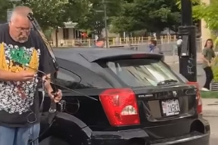 Lukom i strijelom prijetio demonstrantima pa dobio batine