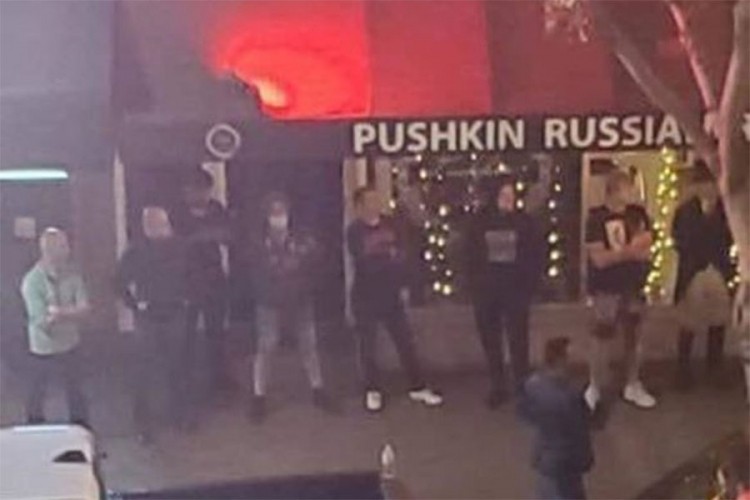 Gore lokali širom SAD-a, ali ruskom restoranu ne mogu ništa