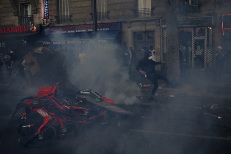 Haos i u Francuskoj, policija suzavcem rastjerivala demonstrante