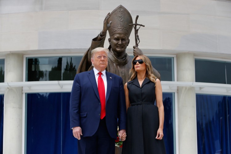 Hit video na internetu: Kako se Melanija nasmije kad je Donald zamoli