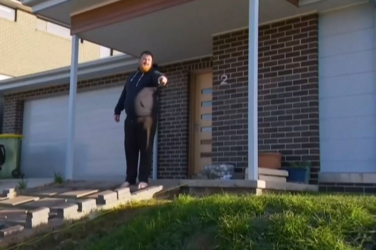 Australijanac prekinuo govor premijera zbog gaženja trave