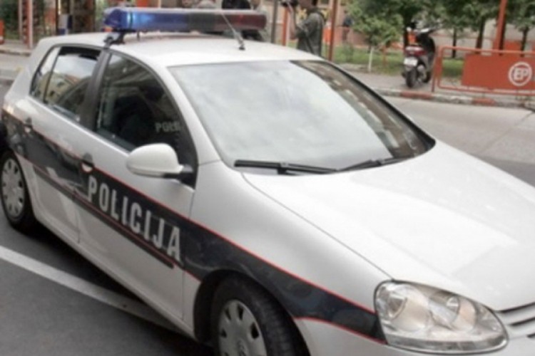 Auto završio na krovu, jedna osoba povrijeđena