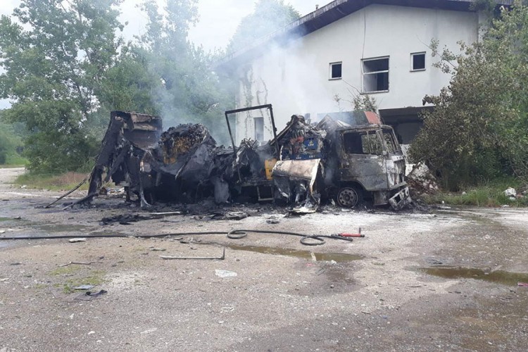 Izgorjela hladnjača kod Doboja, jedna osoba povrijeđena