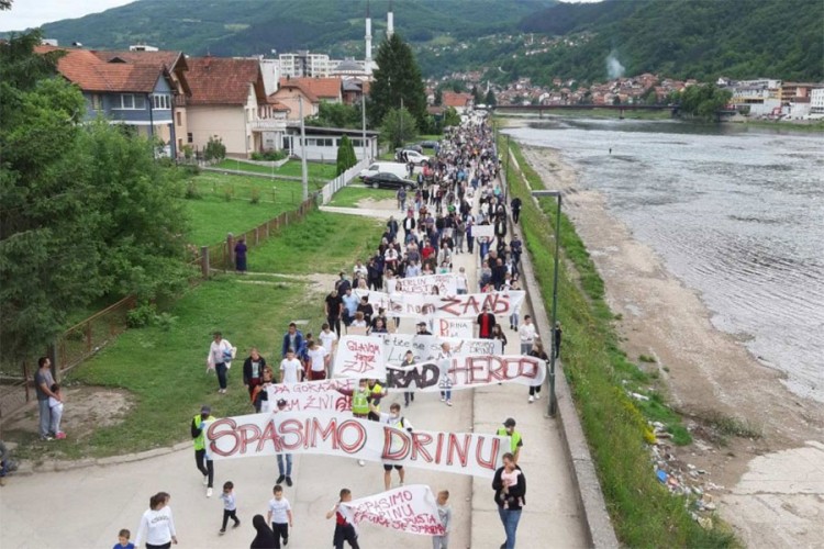 U Goraždu održana mirna protestna šetnja 'Spasimo Drinu'