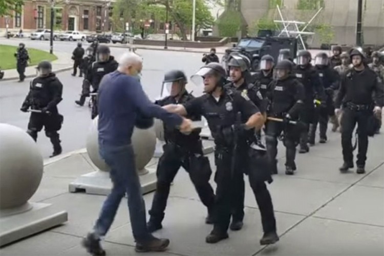 Policajci gurnuli muškarca, svi pripadnici jedinice dali otkaz
