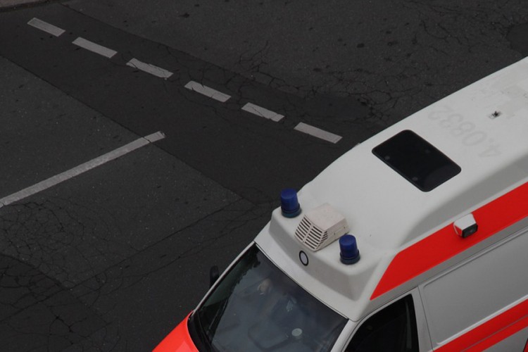 Dječak se igrao sa sestrom i pao kroz prozor, čudom preživio