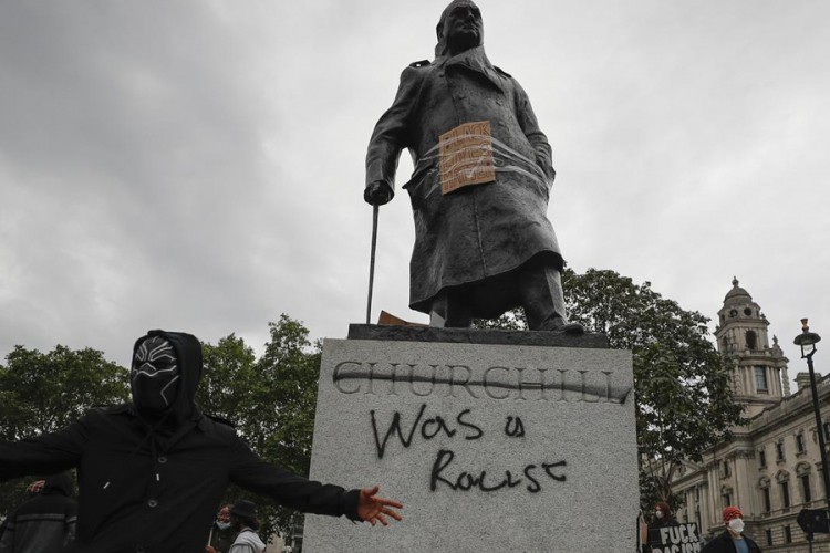 Stradala i Čerčilova statua tokom protesta, nazvali ga rasistom