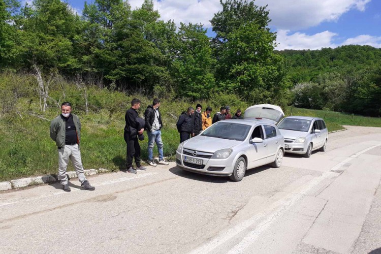 Pokušao prevesti 12 migranata u Bihać
