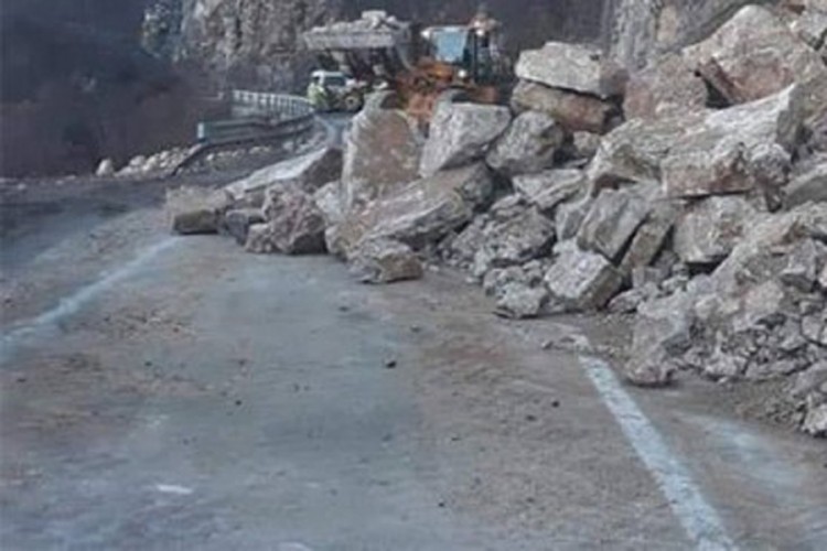 Stijena pala na auto, povrijeđen dječak