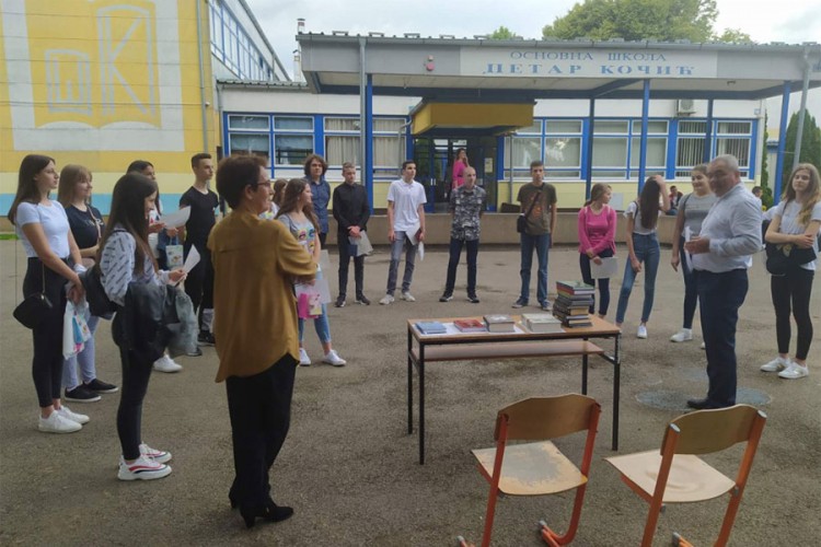 Pomoć đacima u Novoj Topoli: Odlikašima po 100, a vukovcima po 200 KM