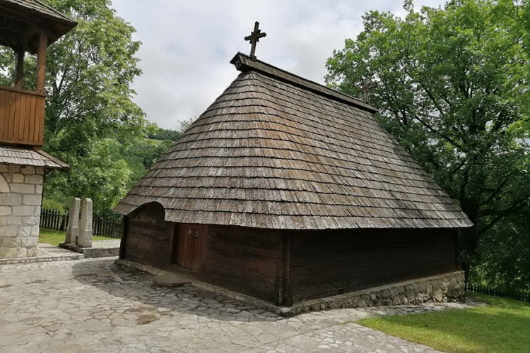 Legende i istine o crkvama brvnarama