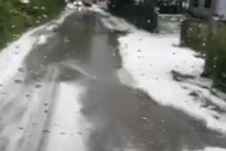 Snažan grad u Kotor Varošu, u Zenici vjetar lomio drveće