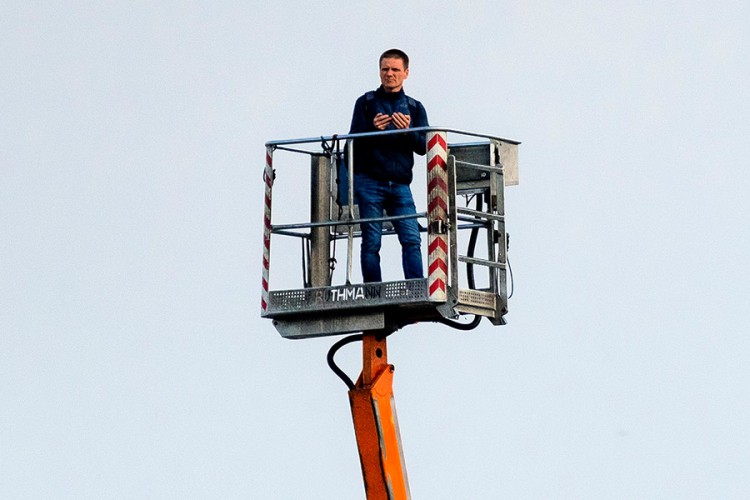 Iznajmio dizalicu da bi gledao utakmicu