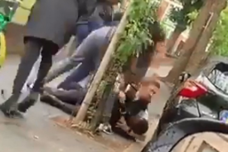 Šutirali policajca nasred ulice, prolaznici se smijali i snimali