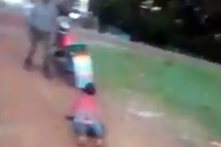Policajci zavezali ženu za motor i vukli je putem, jedan je šibao